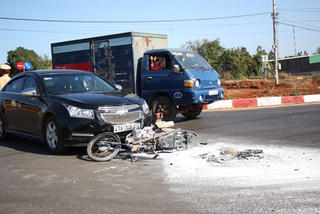 Xe máy cháy trụi sau vụ va chạm với xe hơi