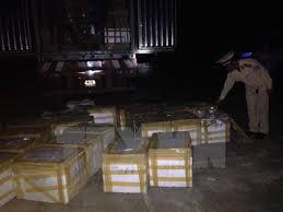 Bắt giữ ôtô vận chuyển trên 1 tấn thực phẩm ôi thiu