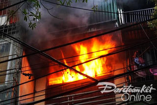 Cháy lớn thiêu rụi cửa hàng kinh doanh phụ tùng ô tô