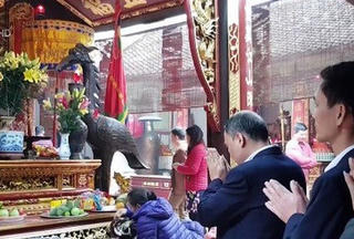 Đình chỉ công tác lãnh đạo Kho bạc đi lễ giờ hành chính