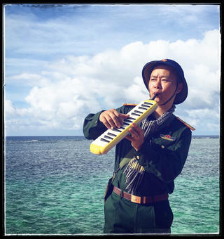 Lấp lánh ‘Ánh sao nơi đầu tuyến’