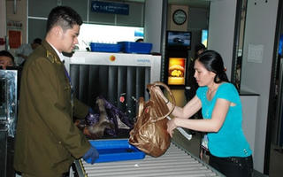 Cầm nhầm điện thoại, khách đi tàu bay bị phạt 7,5 triệu đồng