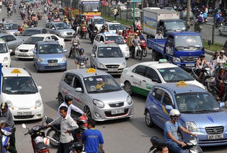 Taxi Hà Nội ‘cháy hàng’ ngày mưa bão
