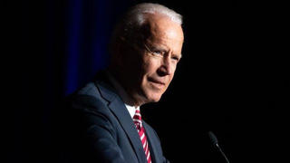 Cựu Phó tổng thống Mỹ Joe Biden bị cáo buộc 'đụng chạm không đúng mực' với phụ nữ