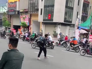 Hà Nội: Khởi tố thanh niên cầm gậy sắt đập xe sau va chạm giao thông