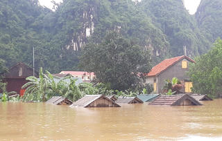 Quảng Bình: 400 ngôi nhà ở Tân Hóa ngập sâu trong nước