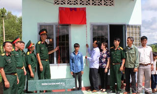 Tặng nhà ‘Nghĩa tình Quân - Dân’