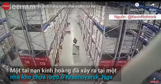 [VIDEO] Thoát chết thần kỳ dù bị hàng ngàn chai vodka vùi lấp