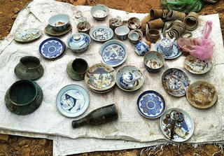 Đào móng nhà ở, phát hiện một ngôi mộ cổ của người Cơ Tu