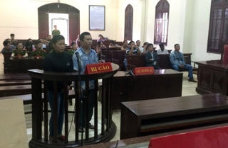 Thiếu tiền tiêu, thuê xe ô tô tự lái đưa đi cầm đồ