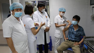 Bệnh viện Phụ sản Trung ương tiêm vaccine Covid-19 cho cán bộ, nhân viên y tế