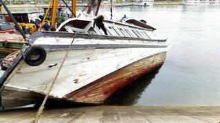 Bất cẩn, một tàu du lịch bị đắm trong đêm