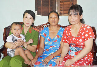 Nữ Đại úy kiên trì hô hấp nhân tạo, đưa cháu bé đuối nước từ cõi chết trở về