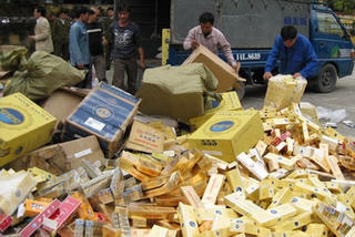 Bắt vụ vận chuyển hơn 10.000 gói thuốc lá lậu