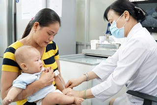 Không nên quá lo lắng khi cho trẻ tiêm vắc xin