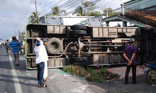 Đi ăn hỏi, ôtô bị lật