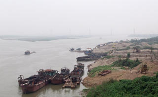 Hiểm họa rình rập trên sông