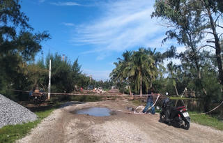 Quảng Nam: Một hộ dân dùng vật cản chắn ngang tuyến đường ĐT 613B