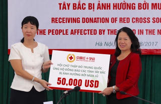 Hội Chữ thập đỏ Trung Quốc ủng hộ 50.000 USD cho đồng bào bị lũ lụt