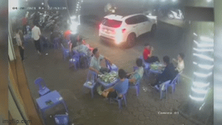 Tài xế nhấn ga lùi vào quán nhậu , khách hàng hoảng hồn