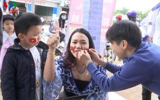 Phát cờ Tổ quốc miễn phí cho người hâm mộ U23 Việt Nam ở Gia Lai