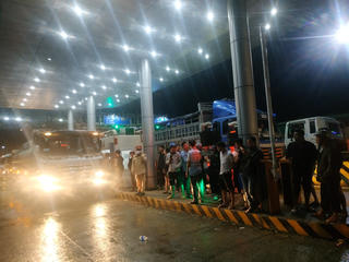 Tài xế lái xe chặn 2 chiều tại trạm BOT gây ùn tắc giao thông