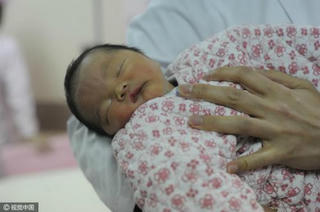 Em bé vừa chào đời đã... 18 tuổi