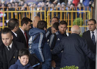 CĐV nhí khóc vì bị ngăn tiếp xúc với Messi