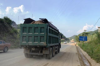 Đề nghị điều tra, xử lý xe quá tải tại Hòa Bình