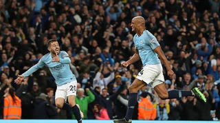 Kompany lập siêu phẩm, Man City áp sát ngôi vương Premier League