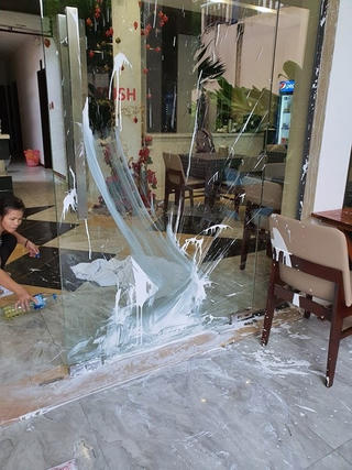 CLIP: Nhà hàng phố cổ Hội An lại bị kẻ xấu tạt sơn, mắm tôm