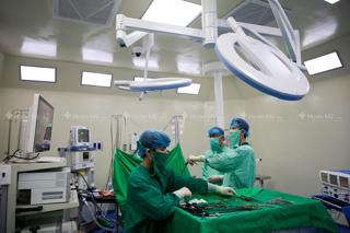 Phẫu thuật khối u to như quả bóng cho cô gái 21 tuổi