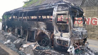 Xe khách BKS Lào cháy rụi trên đường mòn Hồ Chí Minh