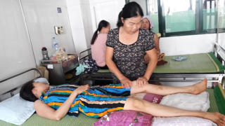 Yêu cầu làm rõ thông tin cô giáo bị liệt nửa người sau 1 mũi tiêm