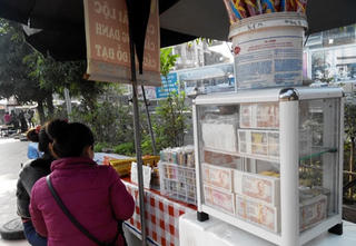 Đổi tiền lẻ công khai trước cổng đền, chùa