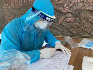 ‘Theo chân’ những ‘chiến sỹ áo trắng’ trong mùa dịch