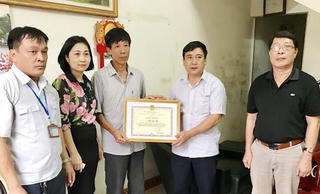 Dũng cảm cứu nhiều người, anh Hào được tặng Giấy khen