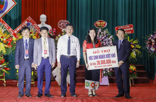 Phó Chủ tịch - Tổng Thư ký Hầu A Lềnh trao quà cho học sinh dân tộc nội trú tại Nghệ An