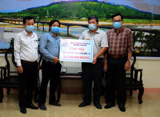 Mặt trận Quảng Ngãi tiếp nhận ủng hộ phòng, chống dịch Covid-19