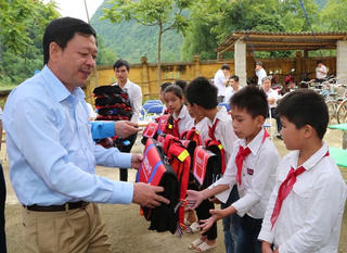 Tặng 5.000 cặp phao cứu sinh cho học sinh vùng sông nước đến trường