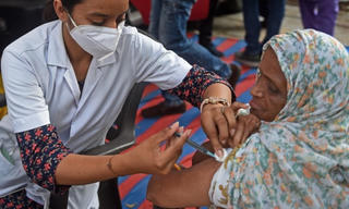 WHO khuyến cáo tiêm vaccine tăng cường cho người miễn dịch yếu