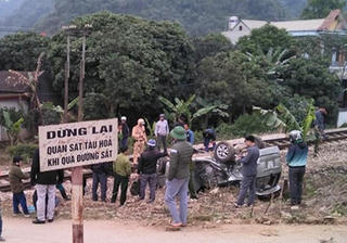 Xe ô tô 7 chỗ bị tàu hỏa tông văng xa hàng chục mét