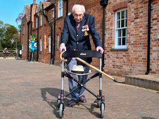 'Đại úy Tom' của nước Anh qua đời ở tuổi 100 vì mắc Covid-19