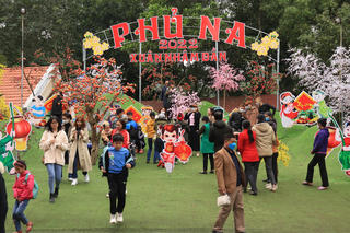 [Ảnh]: Đền Phủ Na hút khách du lịch với nhiều điểm check-in mới lạ