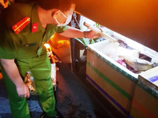 Phát hiện xe khách vận chuyển 3 tạ nội tạng bốc mùi hôi thối