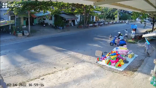 Cú 'túm cổ áo' tài tình cứu bé trai đúng thời khắc sinh tử