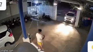 [VIDEO] Ô tô mất lái phi thẳng vào người đàn ông đang lơ xe