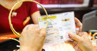 Giá vàng tăng cao rồi đột ngột sụt giảm, dân buôn hụt hơi