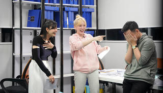 Hari Won thả thính 'siêu trí tuệ' Hà Việt Hoàng trong hậu trường 'Thử thách trốn thoát'