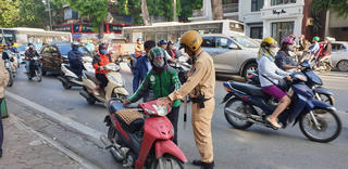 Hà Nội xử phạt hơn 800 người đi xe máy vượt đèn đỏ trên phố cổ